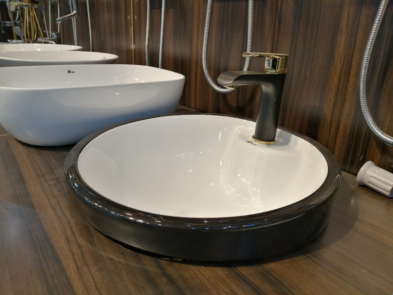 Chậu rửa mặt inax đặt bàn sử dụng chất liệu gốm sứ vệ sinh cao cấp