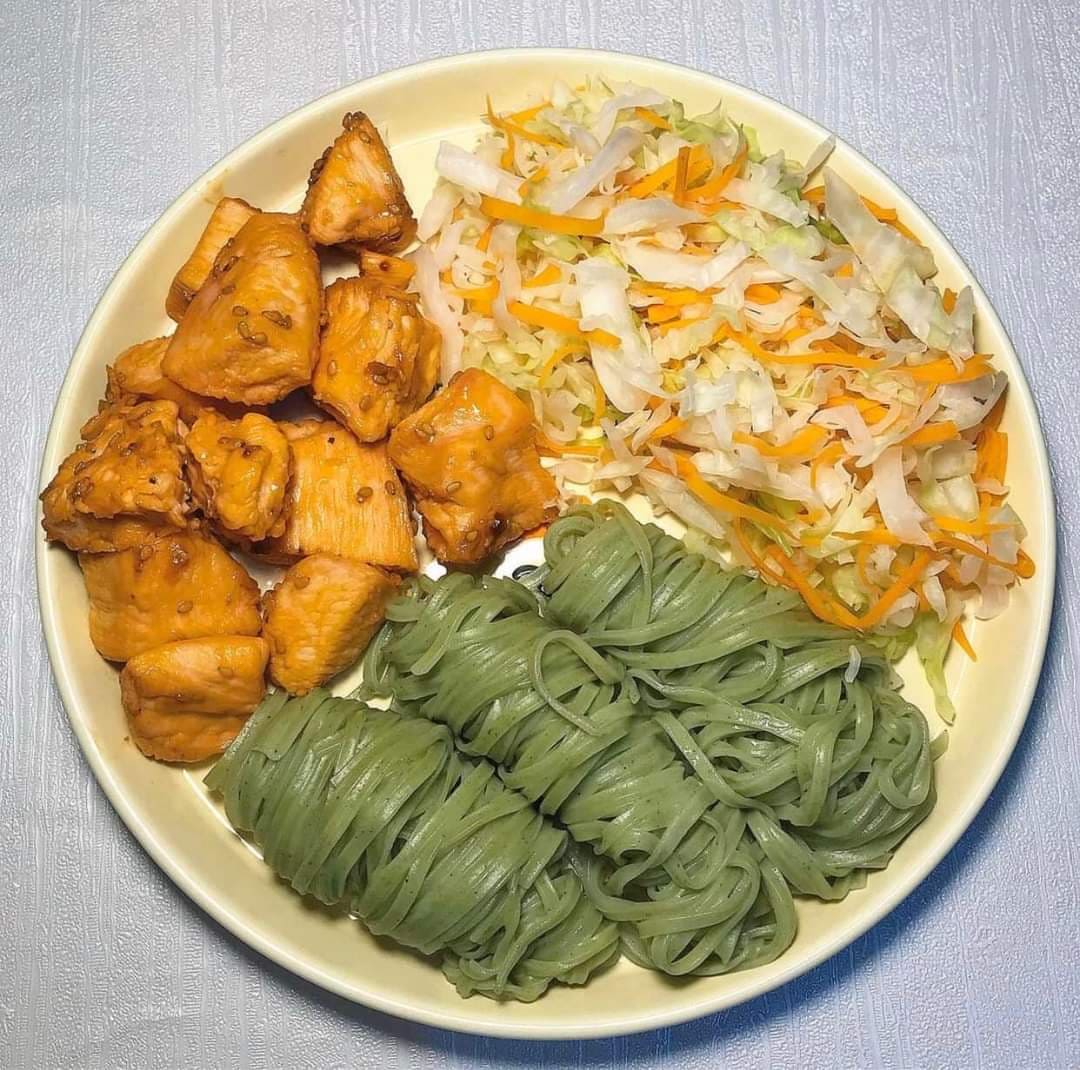 Ức gà áp chảo, mì rau củ và bắp cải luộc