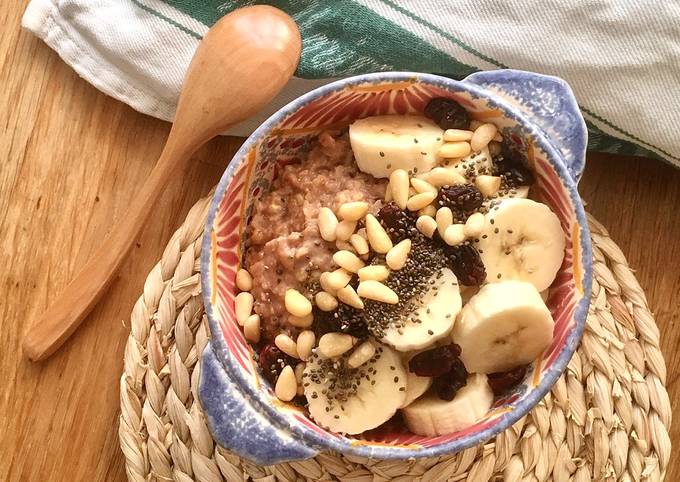 Yến mạch ngâm sữa tươi cùng chuối và hạt