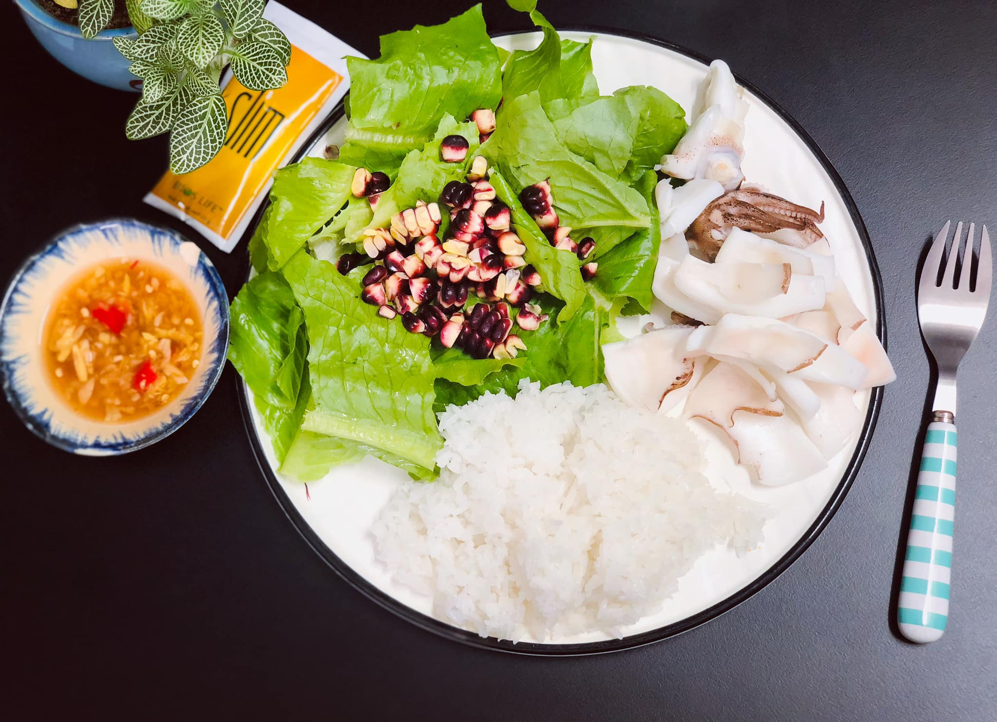 Xà lách, cơm trắng và mực hấp