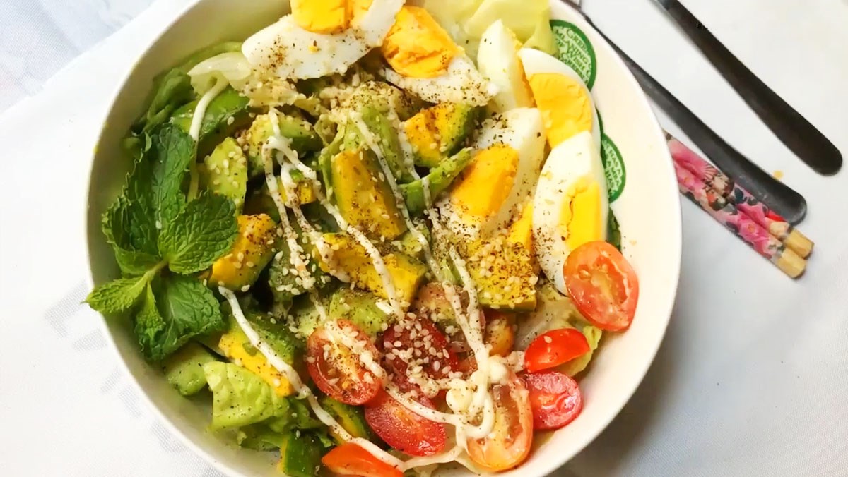 Salad bơ, trứng và cà chua cung cấp đầy đủ vitamin
