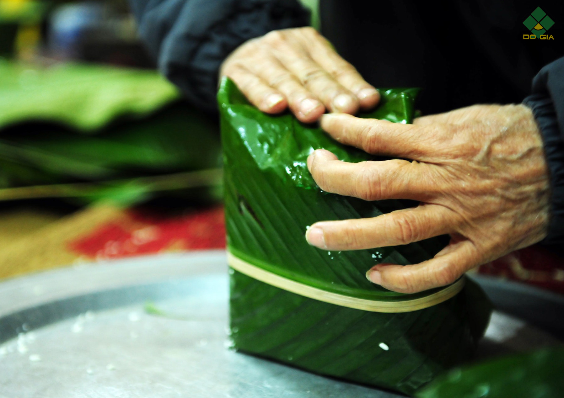 Vừa gấp vừa vỗ nhẹ bánh để bánh tạo thành hình vuông