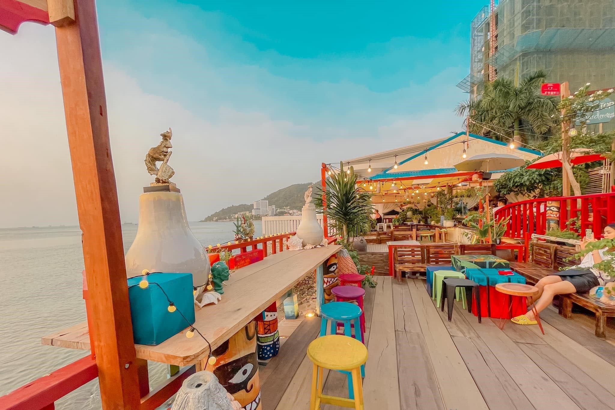Beach Stop Lounge Cafe có view ngắm biển thư giãn
