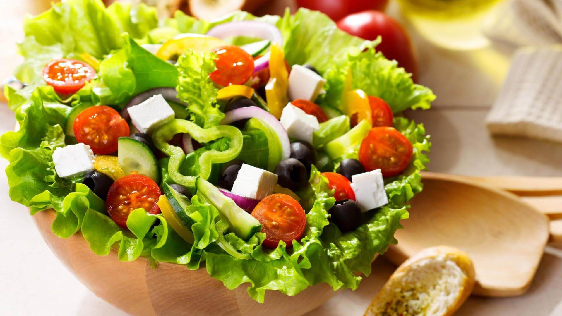 Salad rau củ dễ ăn cho chuyến picnic