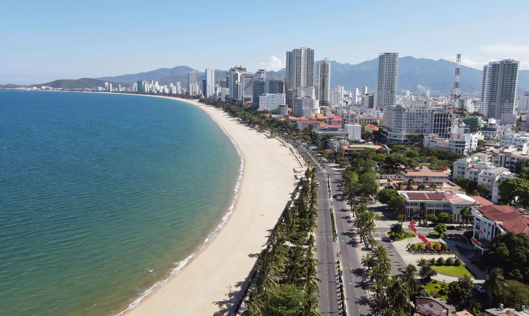 Biển Nha Trang với hơn 9km đường bờ biển