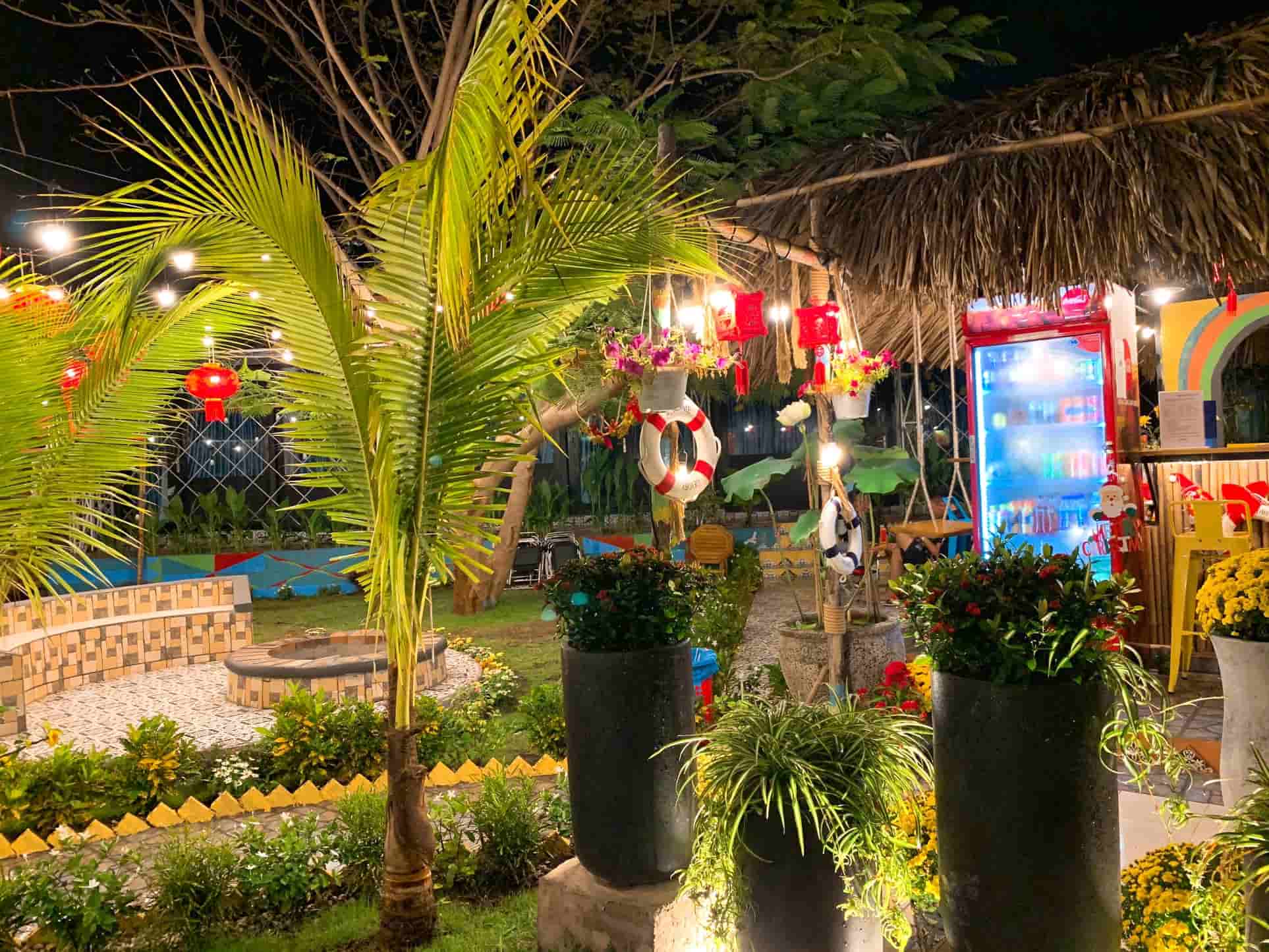 Sân vườn rộng rãi tại Simple Camp homestay