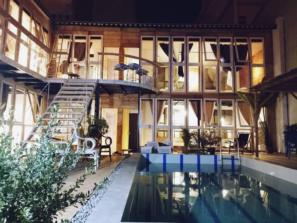 Khu vực bể bơi tại homestay La Mer