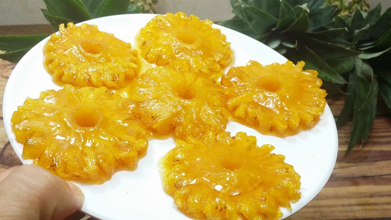 Mứt thơm thái hình bông hoa hấp dẫn