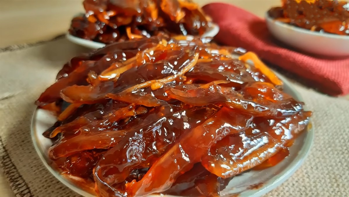 Ép hết nước khế để món mứt khế thơm ngon nhất