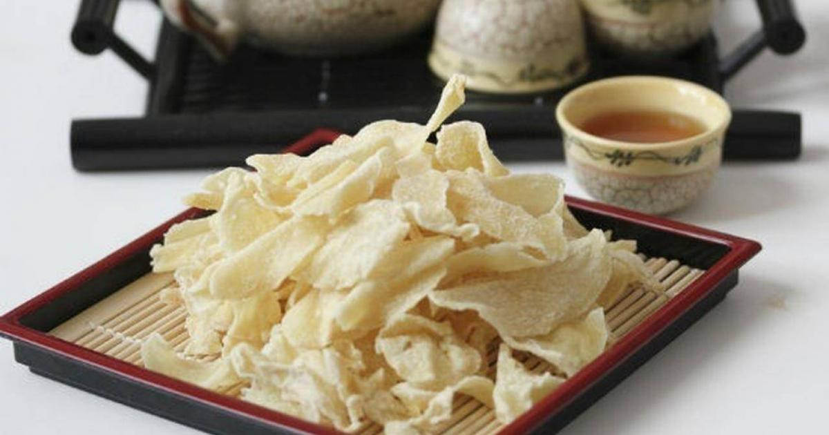 Thưởng thức mứt gừng với trà để tăng vị ngon