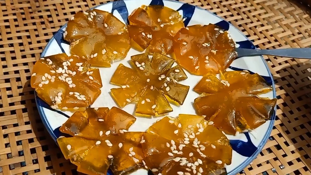 Bỏ hạt tắc để mứt tắc không bị đắng