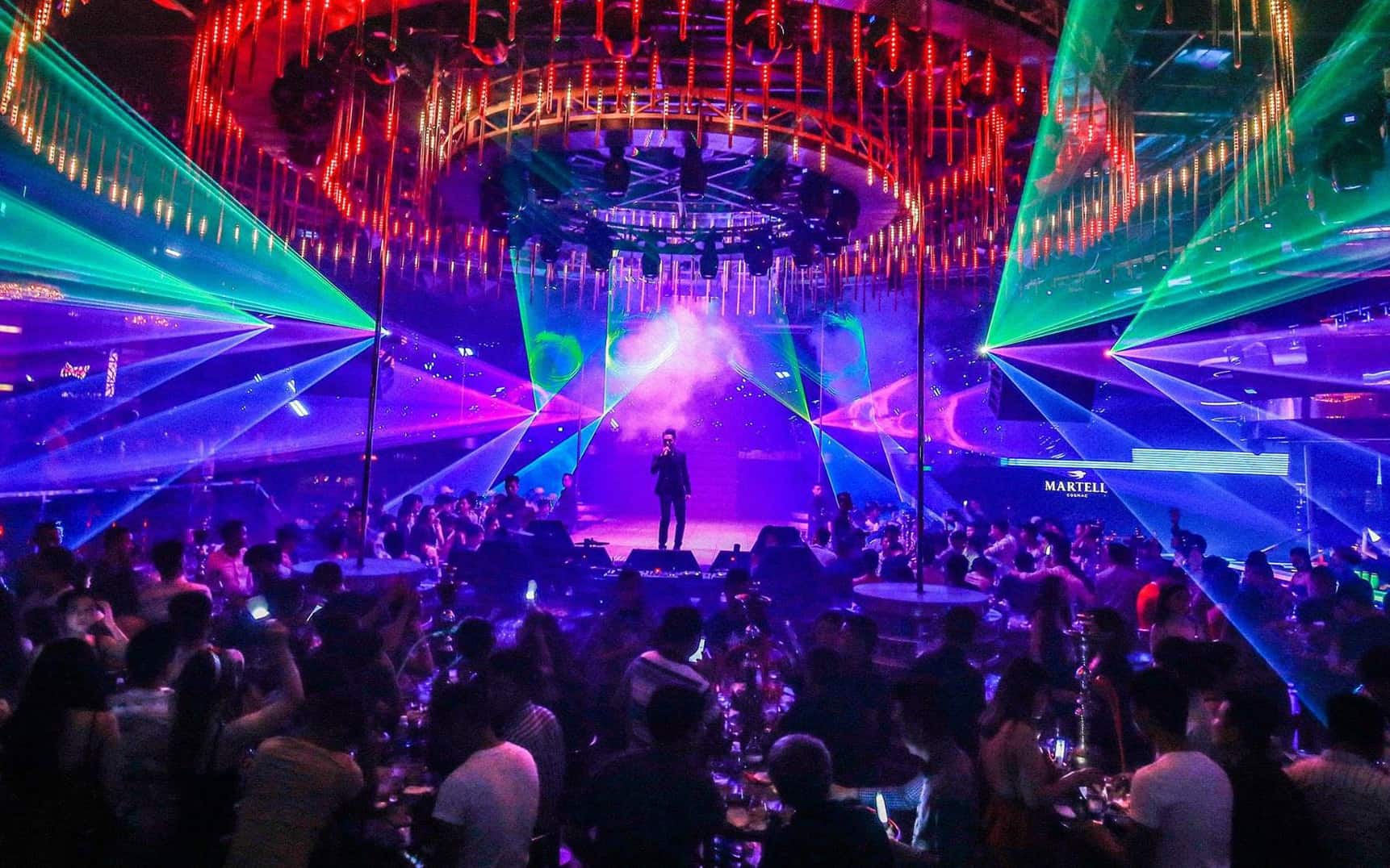 Không gian vui tươi trong quán Office Bar