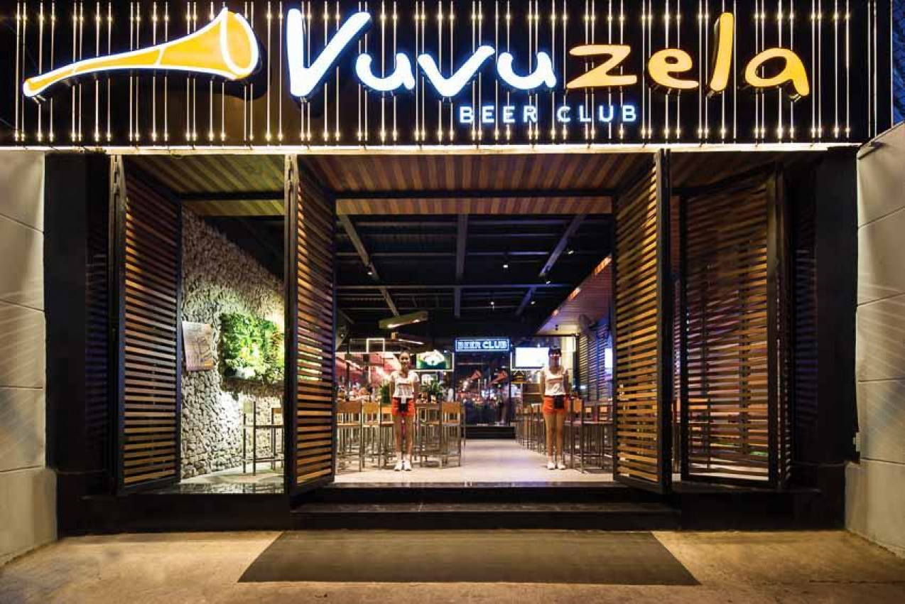 Vuvuzela Beer Club lung linh khi về đêm