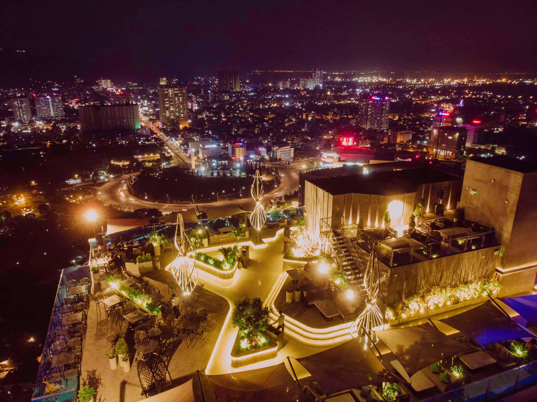 Khung cảnh hoa lệ nhìn từ bên trên quán Oasky Bar