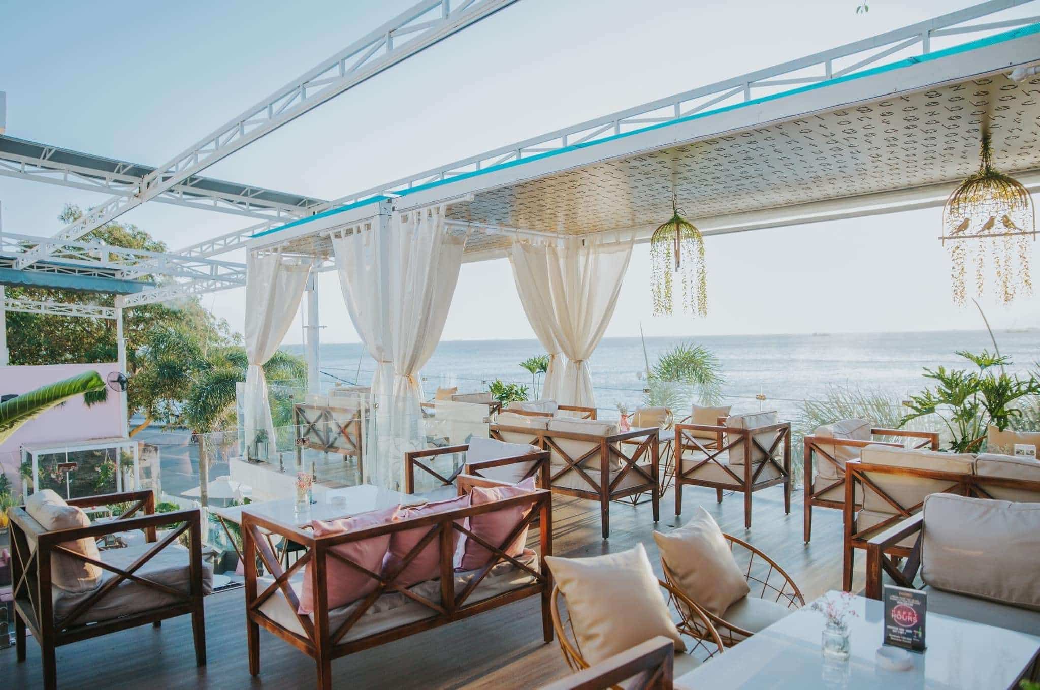 Thả mình cùng cảnh biển khi ngồi từ quán bar