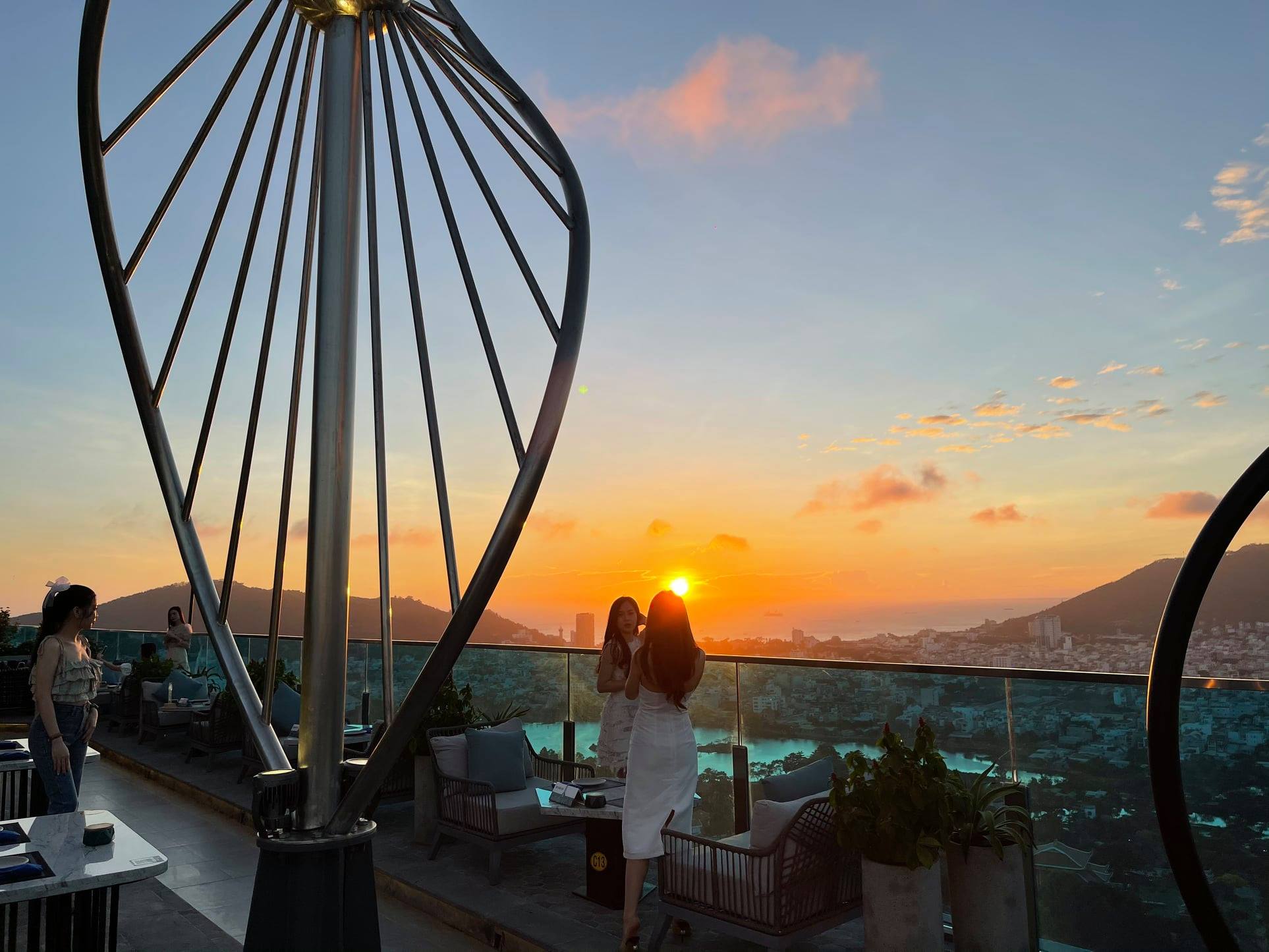 Oasky Bar sỡ hữu một view khiến ai nấy cũng choáng ngợp