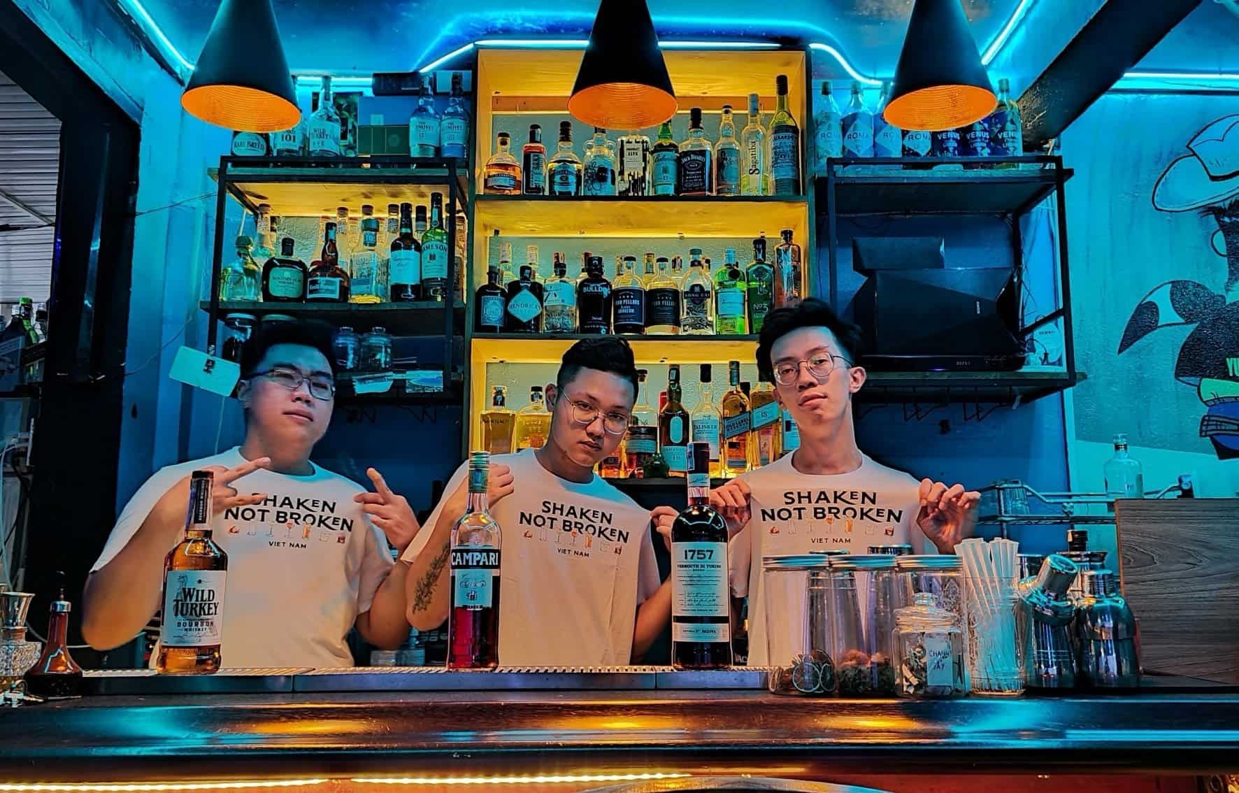 Nhân viên năng động tại quán Mr Splash Cocktail Bar
