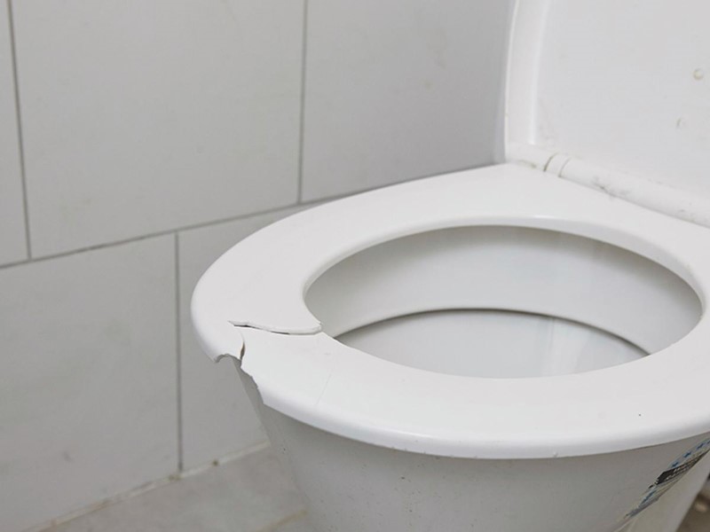 Nắp bồn cầu bị g&atilde;y hoặc vỡ