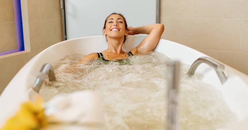 Bồn tắm massage sục khí mang lại nhiều lợi ích về sức khoẻ, thư giãn cho người sử dụng