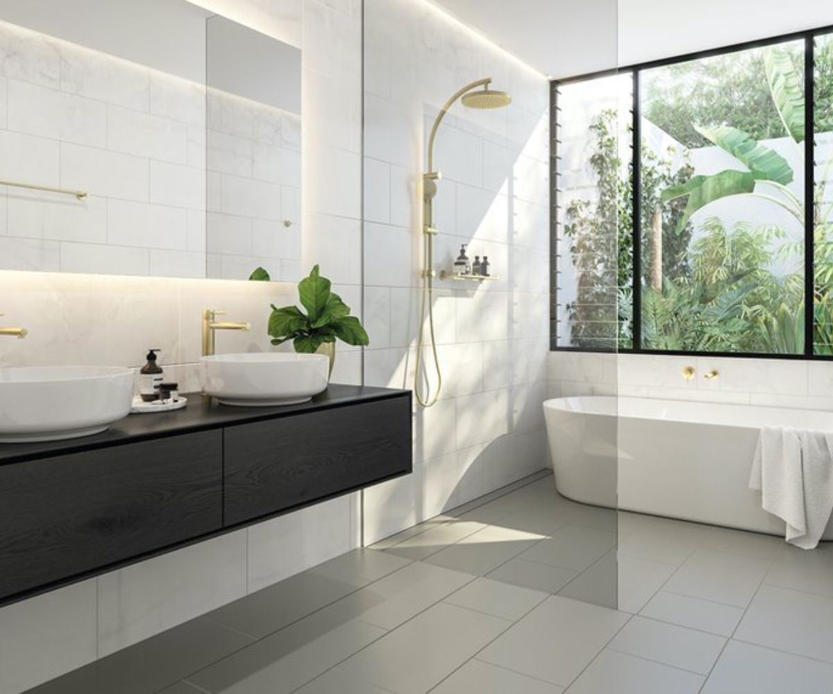 Bồn tắm trong phòng tắm nhà phố đặt cạnh cửa sổ