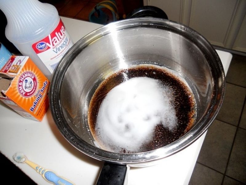 baking soda Làm sạch vết cháy chảo, xoong nồi