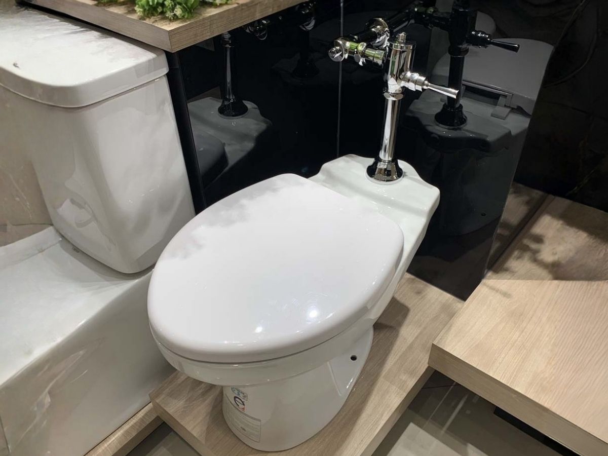 Bồn cầu loại đặt s&agrave;n c&oacute; van xả trực tiếp vận h&agrave;nh dễ d&agrave;ng