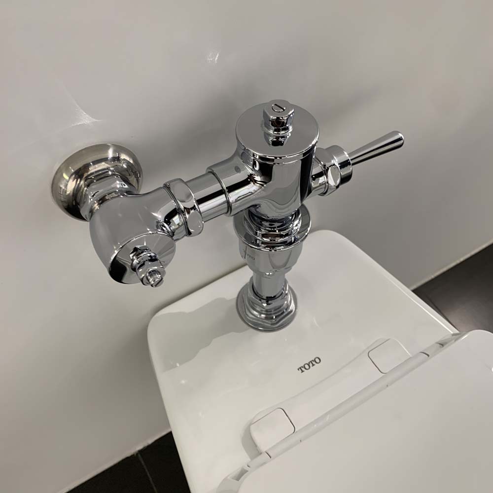 bồn cầu đặt sàn TOTO có thể kết hợp van xả trực tiếp