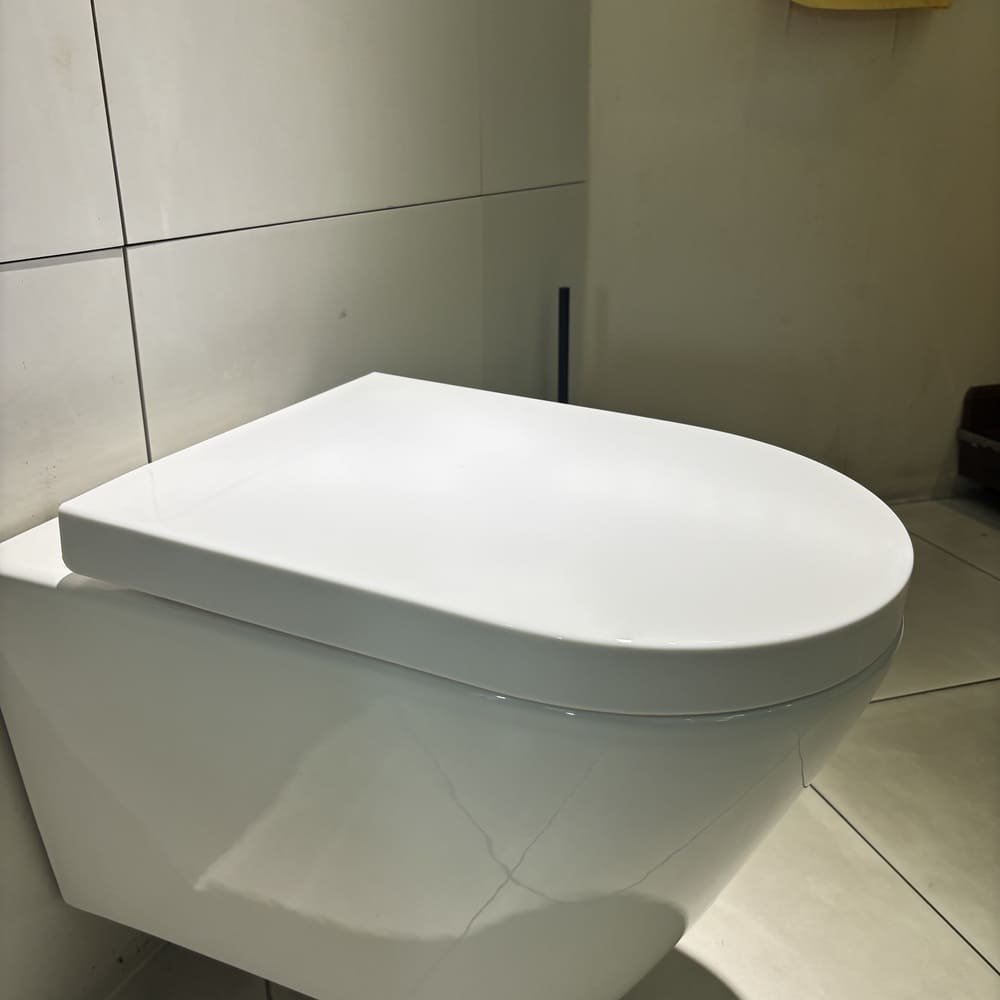 bồn cầu treo tường Caesar không được phủ men sứ
