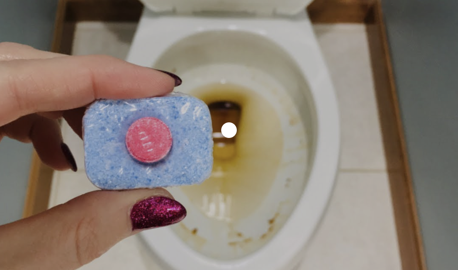 Sử dụng bột, viên thông tắc bồn cầu khi nước bồn cầu chảy chậm, nước không xoáy