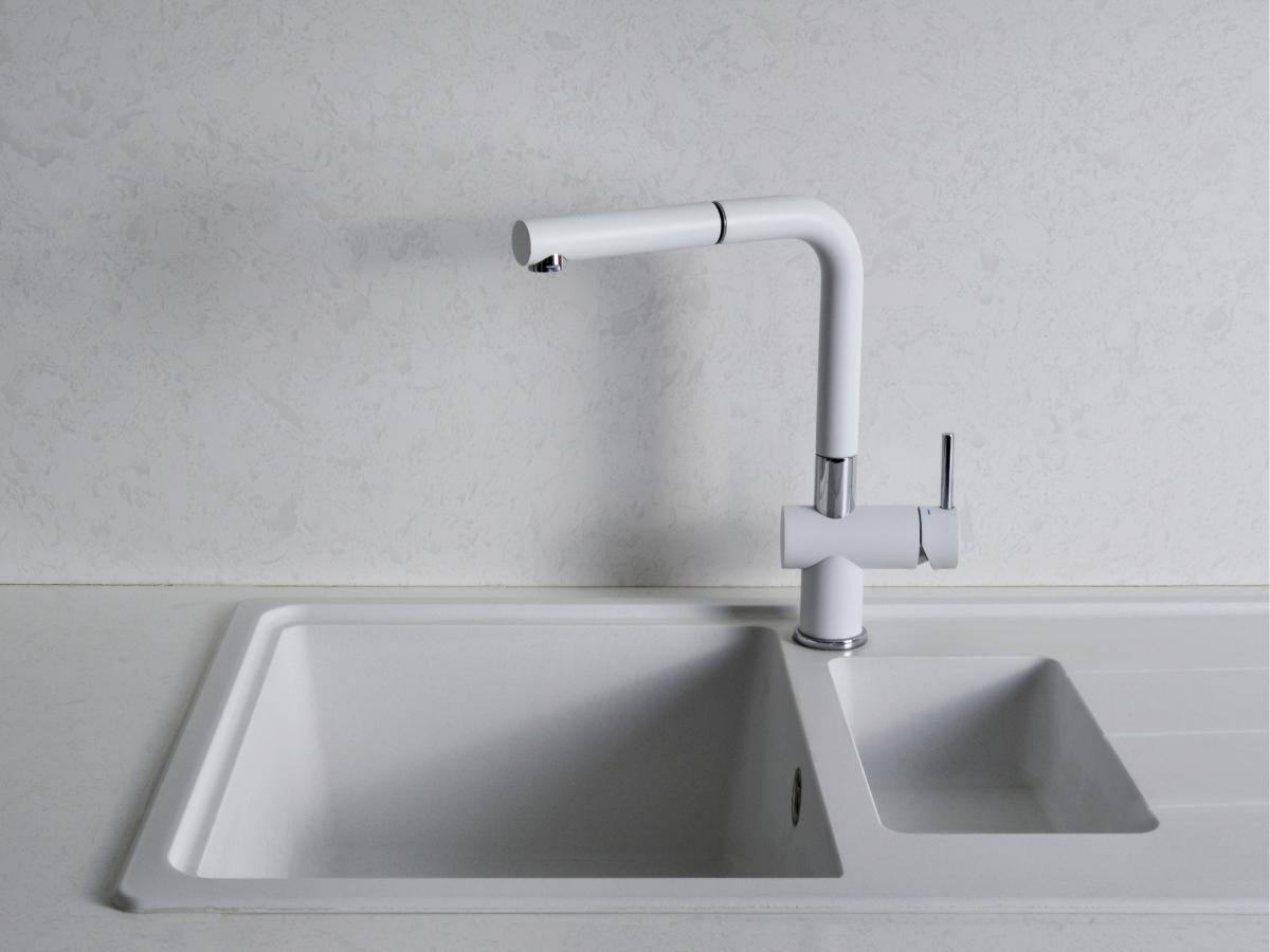 Vòi rửa chén nóng lạnh là loại vòi rửa gắn với bồn rửa bát có hai đường nước nóng và lạnh