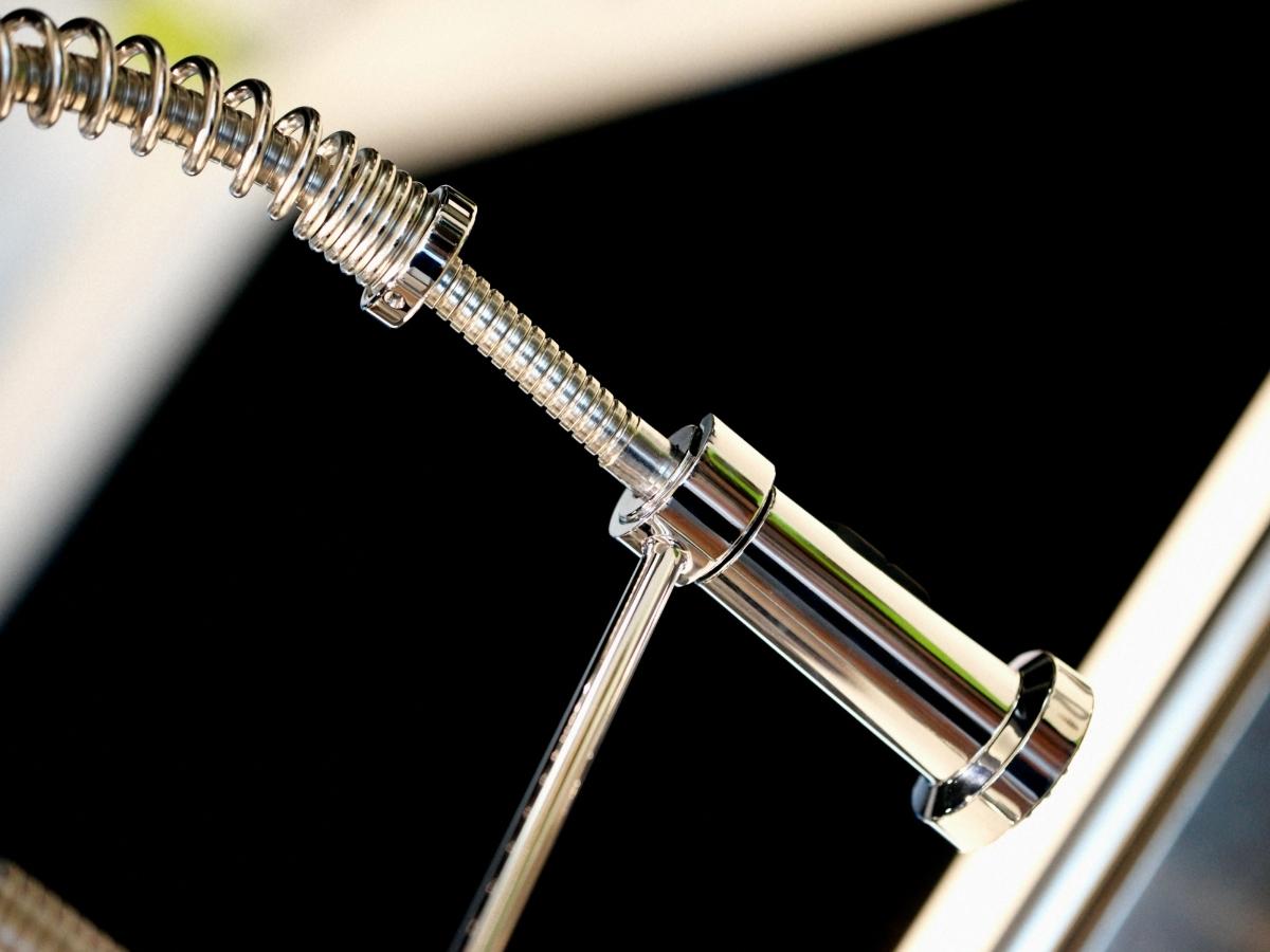 Trên thị trường hiện nay có chủ yếu 3 loại vòi rửa bát nóng lạnh gắn chậu gồm: vòi cần cứng, vòi dây rút và vòi lò xo