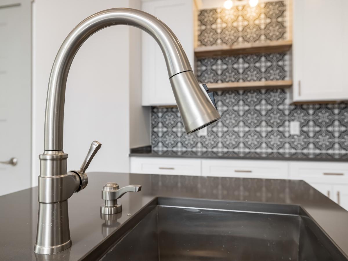 Việc có thể kết hợp 2 dòng nước nóng và lạnh cơ bản đem đến cho vòi rửa bát nóng lạnh Inox 304 nhiều ưu điểm hơn