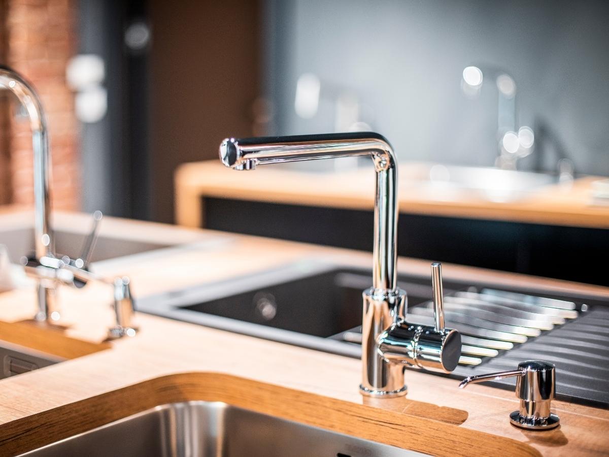 Giá vòi rửa chén nóng lạnh Inox 304 thường có giá cao hơn vòi rửa bát thông thường