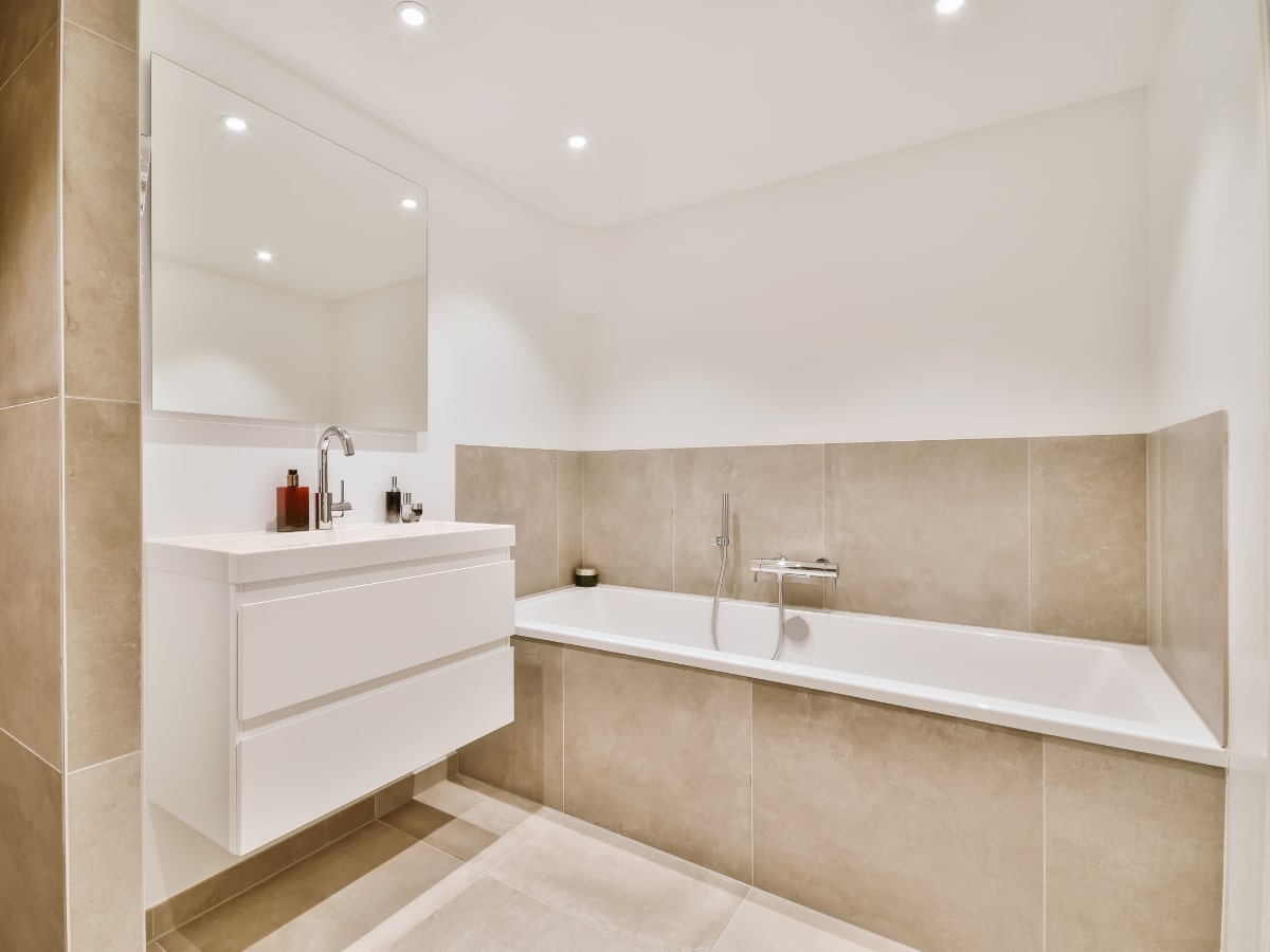 Để sở hữu bồn tắm 2m2, người mua hàng cần phải lưu ý đến các yếu tố như chất liệu, kiểu dáng, tính năng và thương hiệu