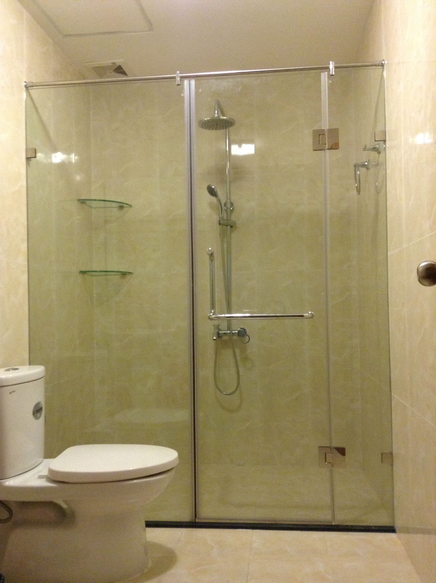 Những lợi ích có thể kể đến khi dùng vách kính nhà tắm