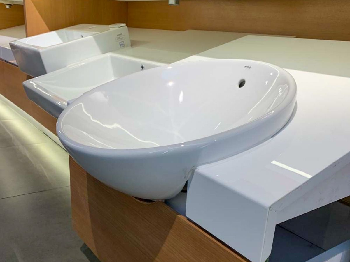 Chậu lavabo b&aacute;n &acirc;m, th&acirc;n chậu 1 phần &acirc;m 1 phần nh&ocirc; ra
