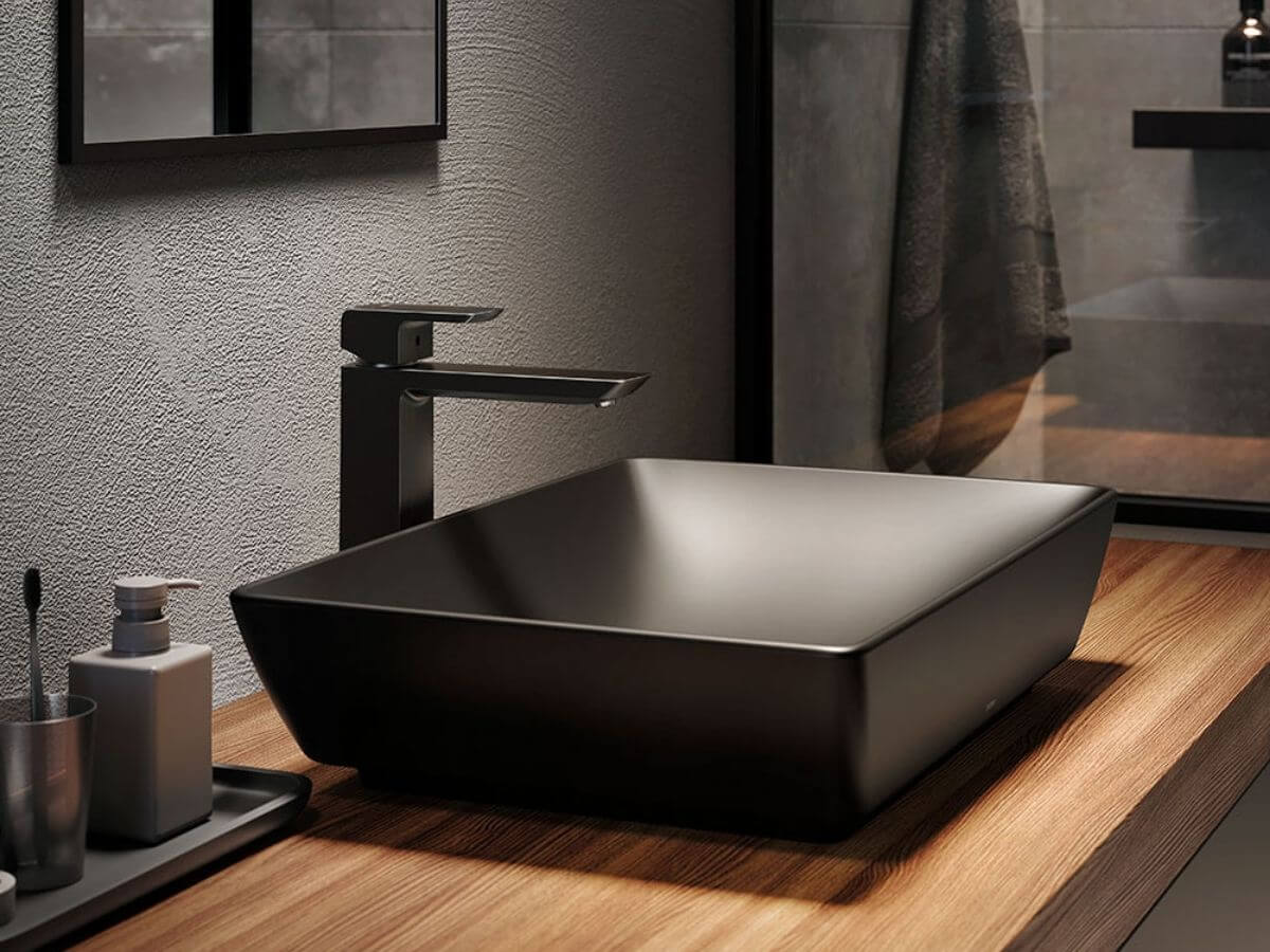 Sắc đen của chậu lavabo ph&ograve;ng tắm mạnh mẽ sang trọng