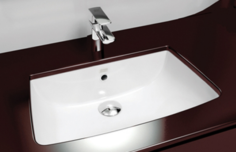 Bàn có màu gỗ làm nổi bật lên thiết kế âm bàn của lavabo