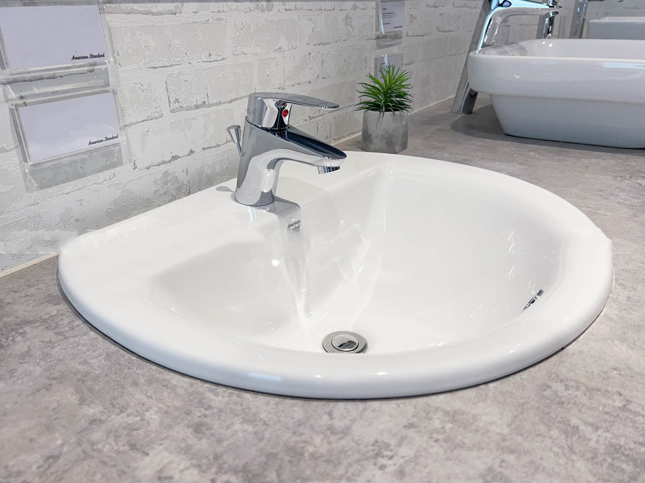 Lớp men phủ trắng bóng mang lại có sản phẩm sự tinh tế, thu hút