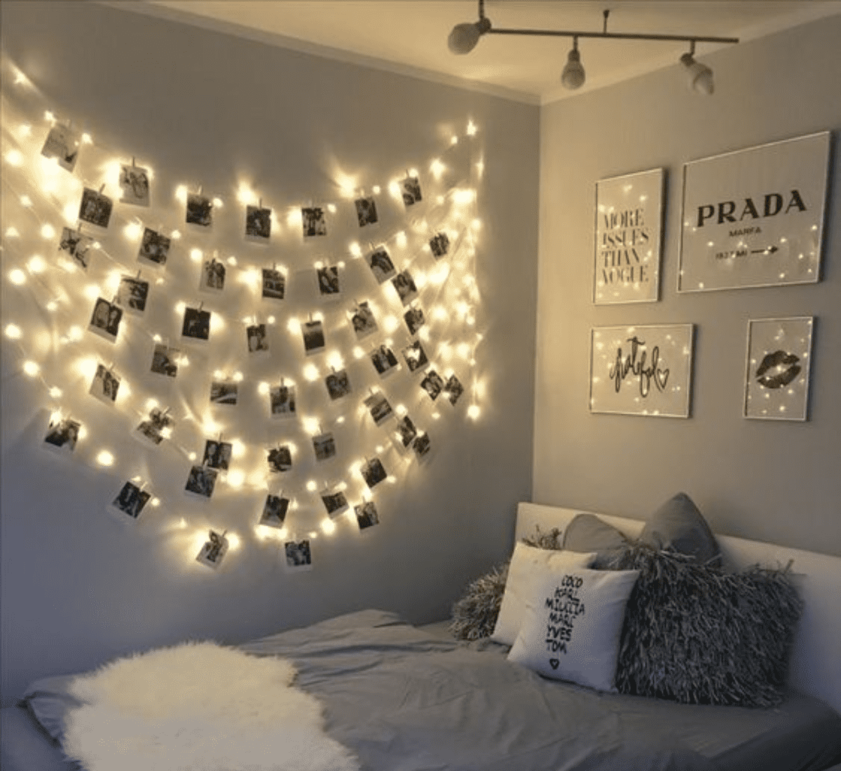 Trang trí đèn LED dây trên tường tạo nên không gian ấm áp