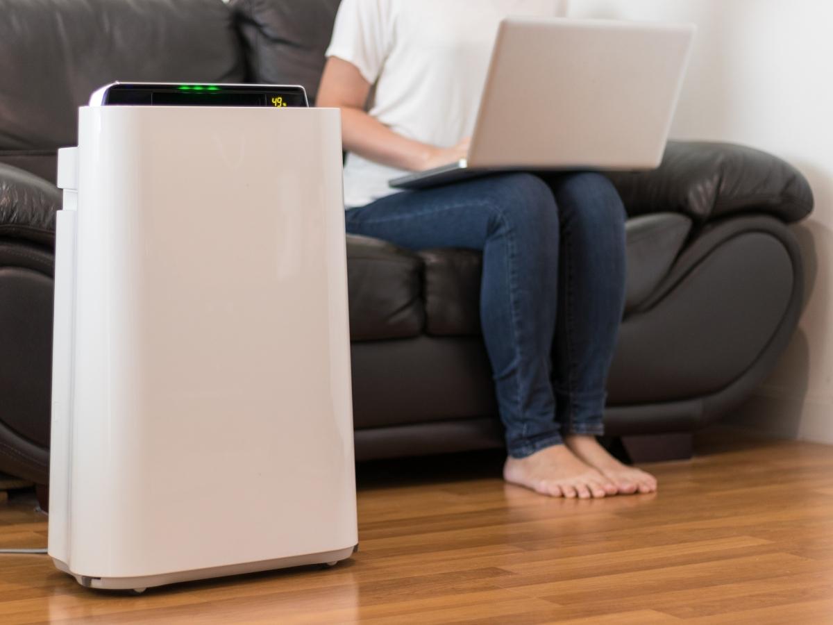 Máy lọc không khí là một thiết bị có khả năng các loại bỏ bụi, tạp chất mà mắt thường của chúng ta không thể nhìn thấy