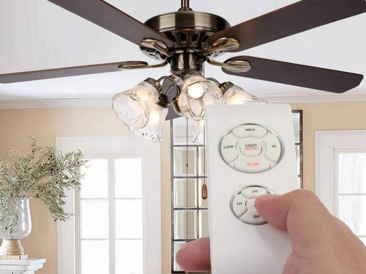 Quạt trần điều khiển từ xa l&agrave; loại d&ograve;ng sản phẩm c&oacute; cơ chế hoạt động gồm bộ nhận t&iacute;n hiệu được lắp v&agrave;o quạt v&agrave; một điều khiển cầm tay (Remote)