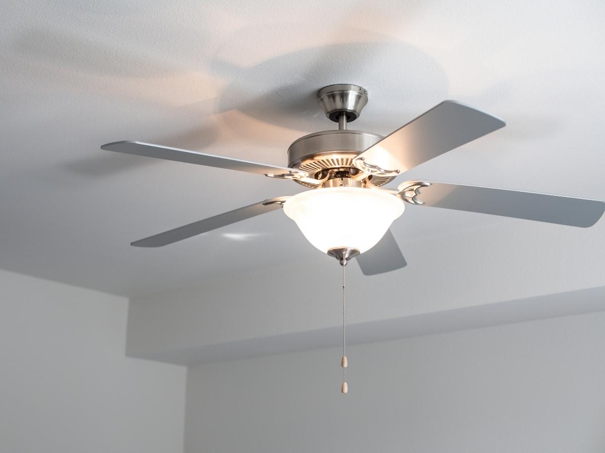 Mức gi&aacute; quạt trần c&oacute; điều khiển từ xa thường nằm trong khoảng từ 3.000.000 VNĐ - 20.000.000 VNĐ