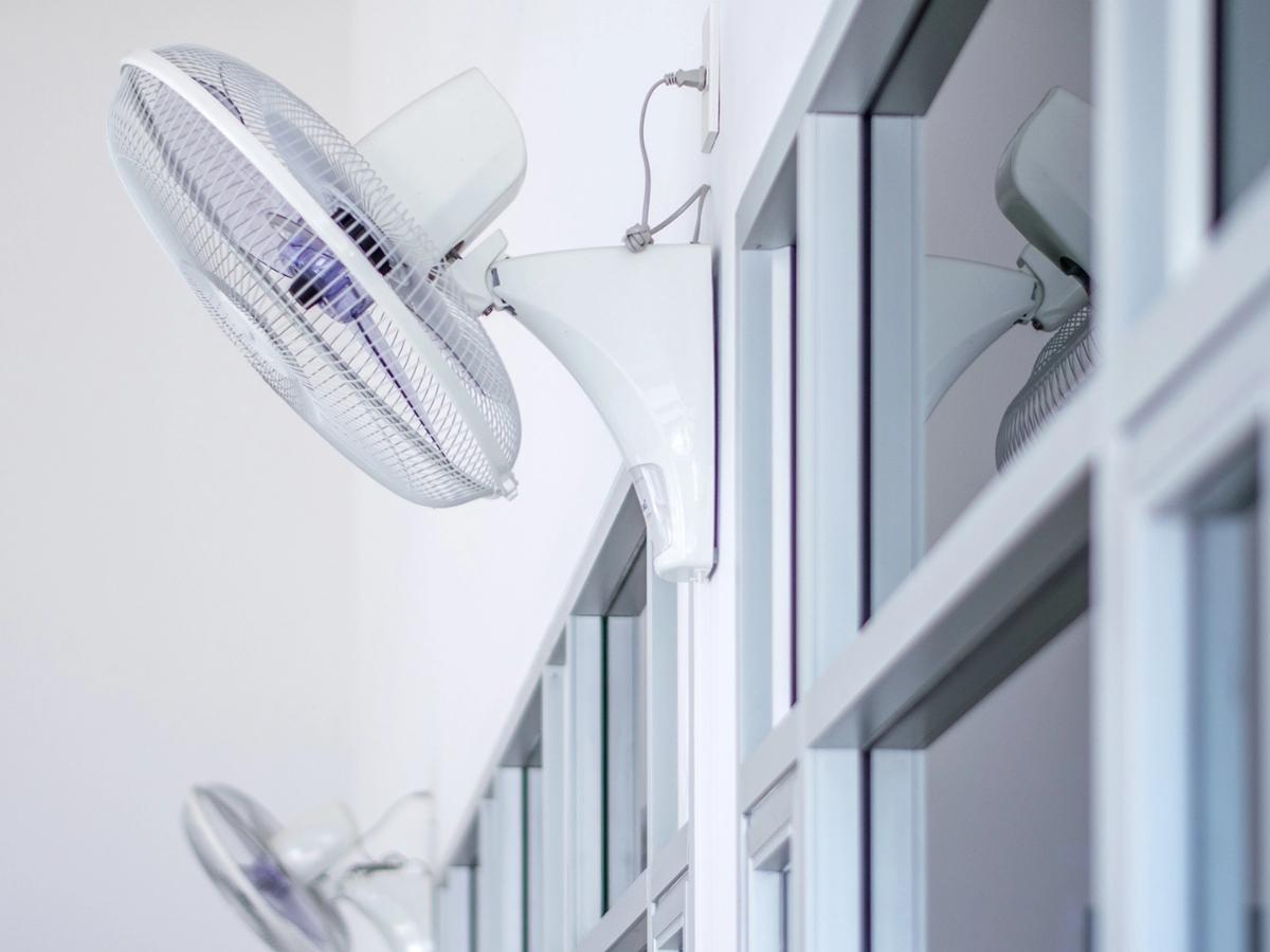 Tại Showroom của HITA đang bày bán rất nhiều loại quạt gió treo tường với công suất khác nhau