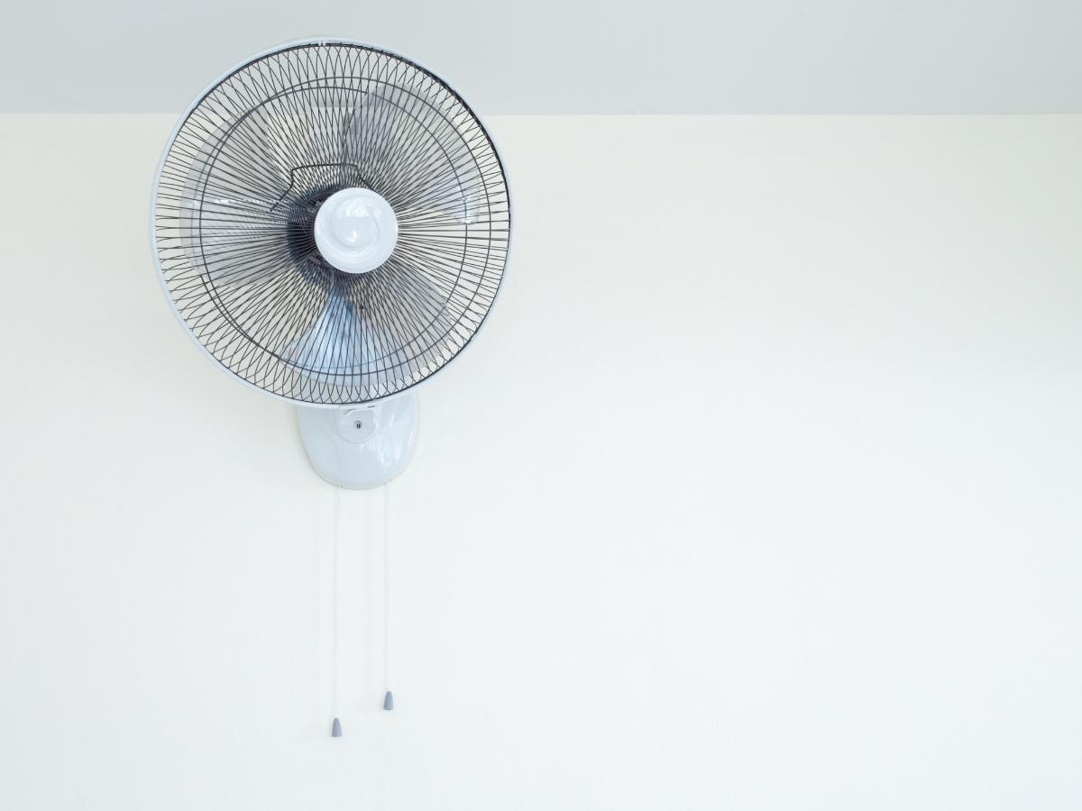 Khoảng cách giữa quạt treo tường nhỏ và sàn nhà tốt nhất là 2,5m - 2,7m