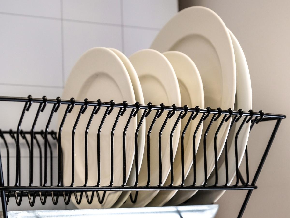 Kệ sóng chén (hay sóng chén treo tường) là dụng cụ giúp lưu trữ bát đĩa, nồi chảo, các dụng cụ nấu nướng khác sau khi đã được rửa sạch