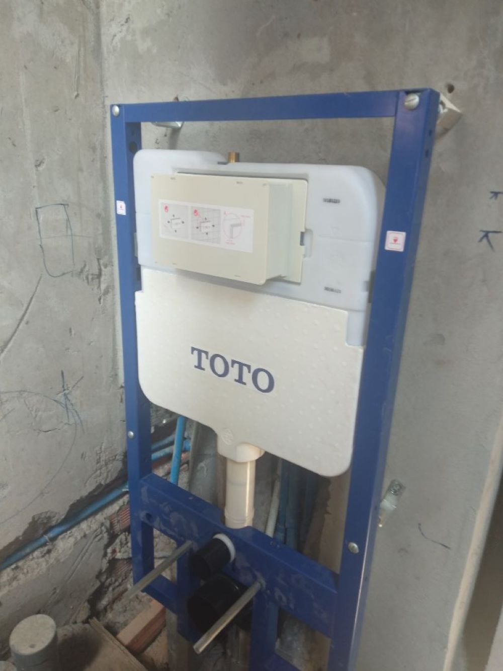 Két nước âm tường có khung