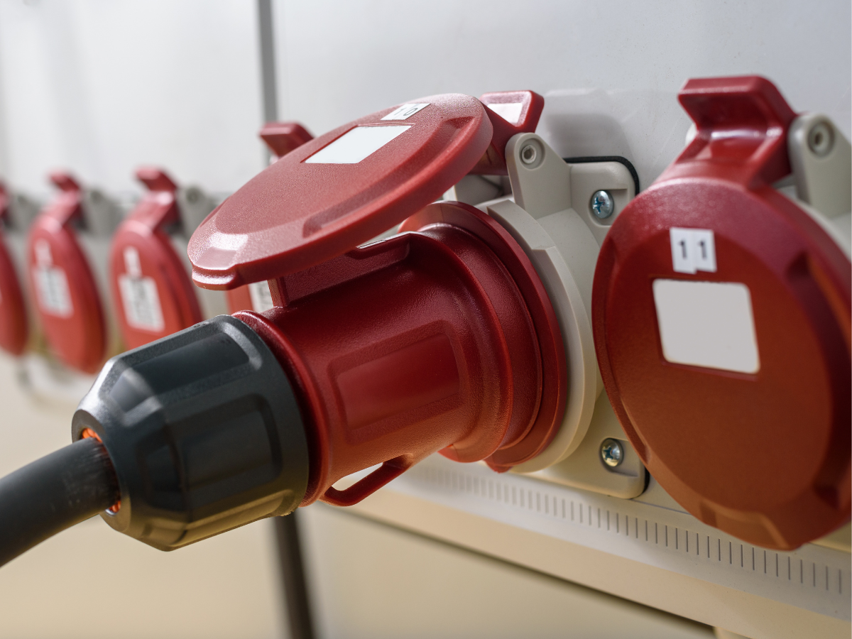 Phích cắm điện, ổ điện công nghiệp là các dụng cụ có khả năng kết nối giữa các thiết bị điện với nguồn cung cấp điện chính tại một công trình