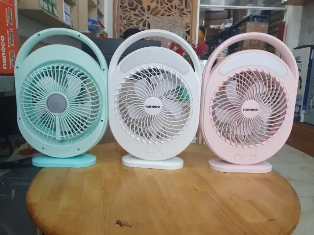 Quạt sạc t&iacute;ch hợp đ&egrave;n LED