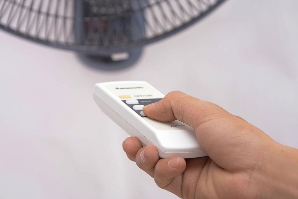 Quạt treo tường Panasonic tích hợp remote